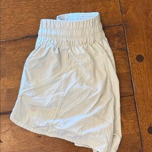 Lululemon size 4 light sage/sea moss green